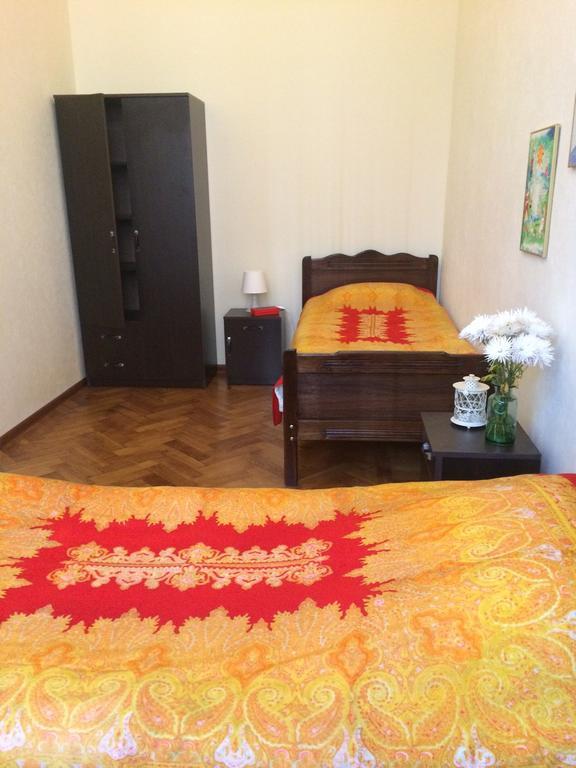 Apartment On Tabidze 3/5 Tbilisi Rum bild